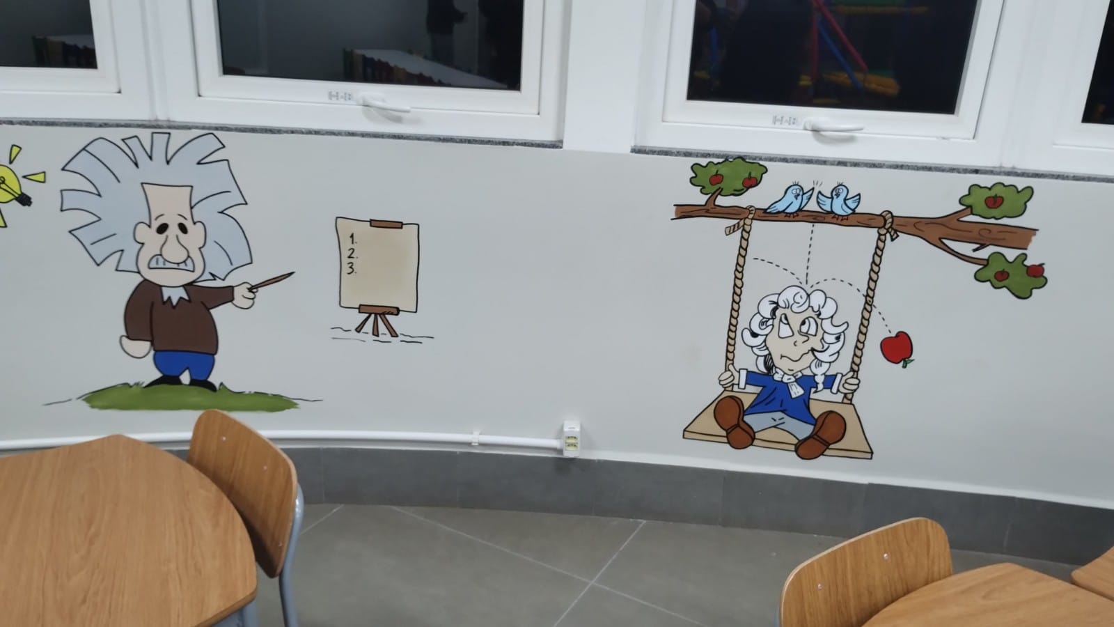 foto de desenhos na parede nas sala do pré-clube