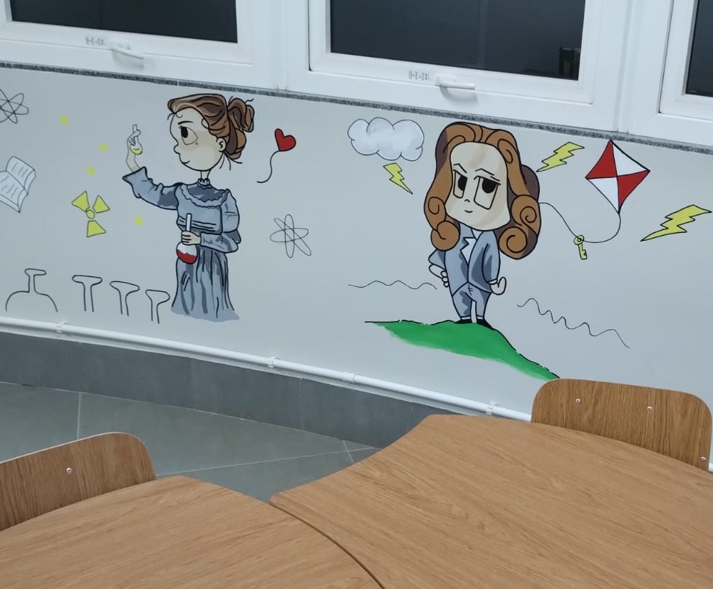 foto de desenhos na parede nas sala do pré-clube