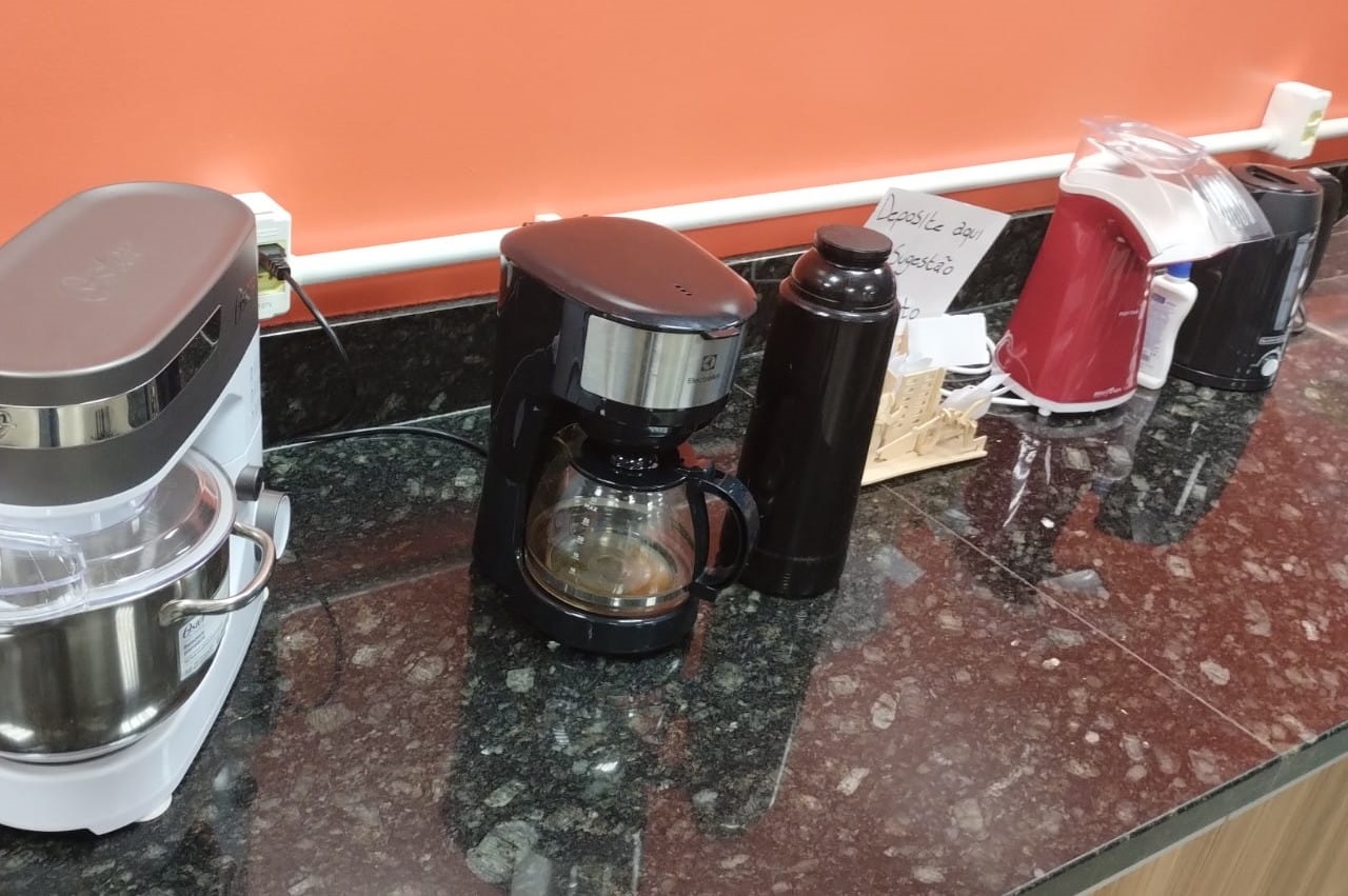 foto de Cafeteira e micro-ondas